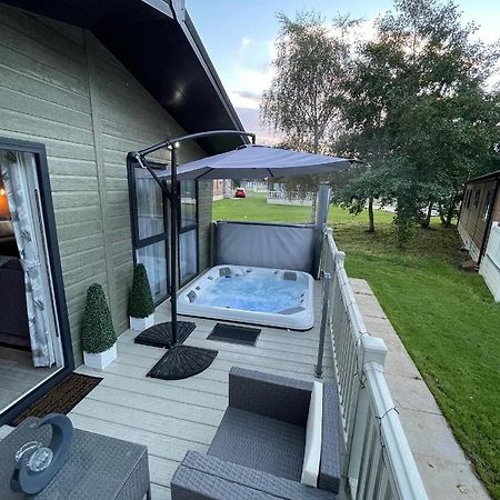 Reynards Retreat Lodge With Hot Tub Barmby on the Moor Exteriör bild