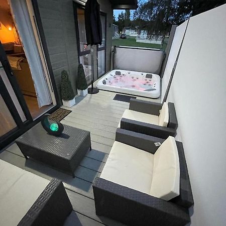 Reynards Retreat Lodge With Hot Tub Barmby on the Moor Exteriör bild