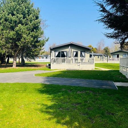 Reynards Retreat Lodge With Hot Tub Barmby on the Moor Exteriör bild