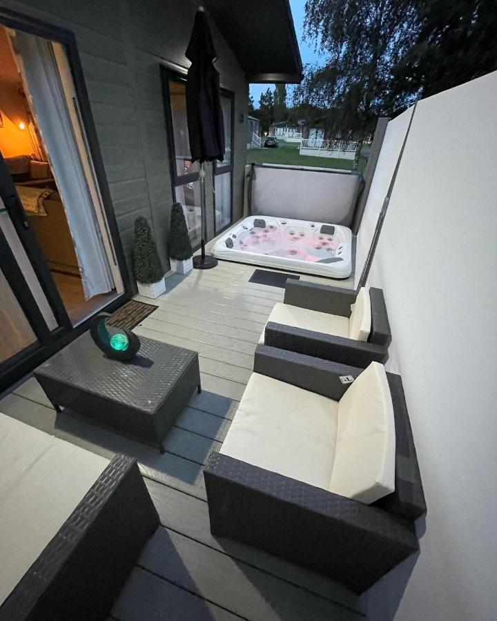 Reynards Retreat Lodge With Hot Tub Barmby on the Moor Exteriör bild