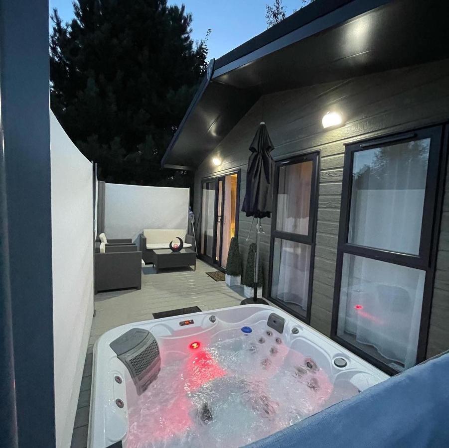 Reynards Retreat Lodge With Hot Tub Barmby on the Moor Exteriör bild