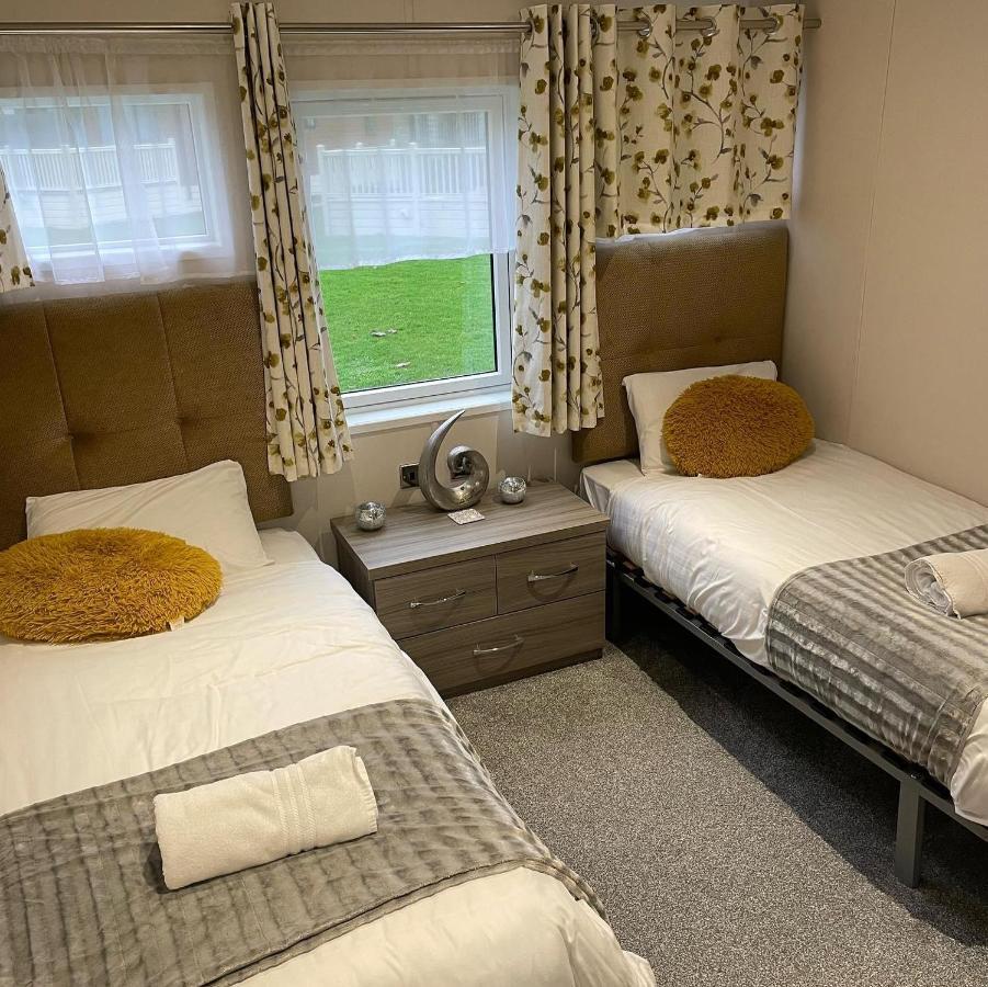 Reynards Retreat Lodge With Hot Tub Barmby on the Moor Exteriör bild