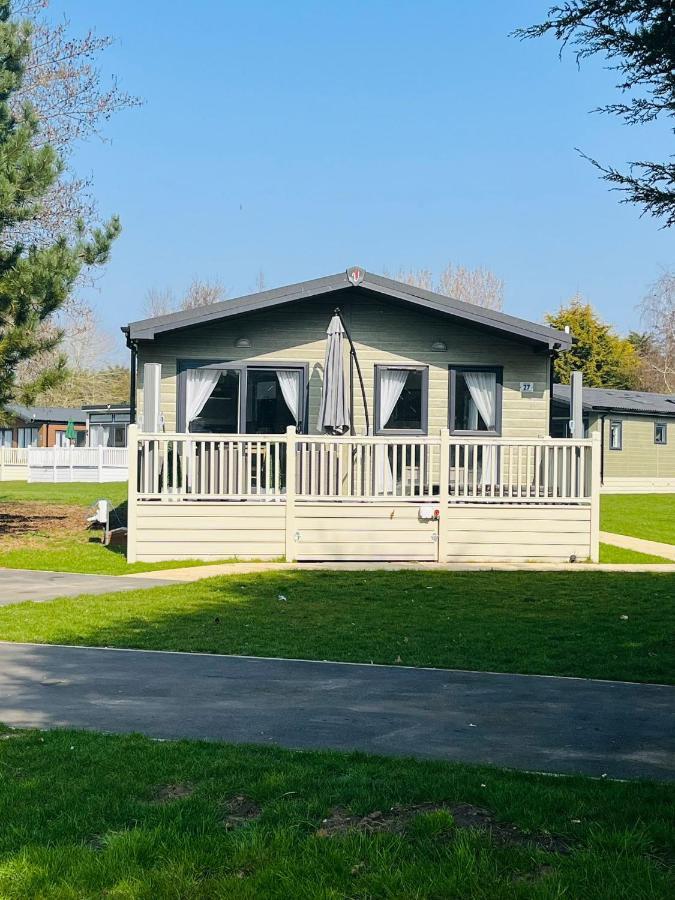 Reynards Retreat Lodge With Hot Tub Barmby on the Moor Exteriör bild