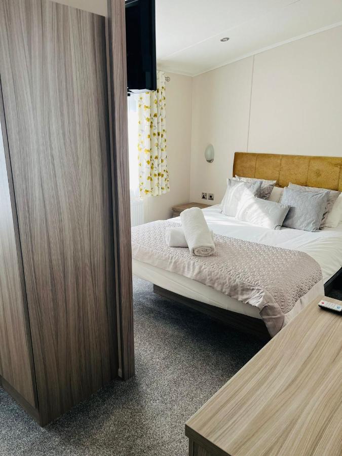 Reynards Retreat Lodge With Hot Tub Barmby on the Moor Exteriör bild