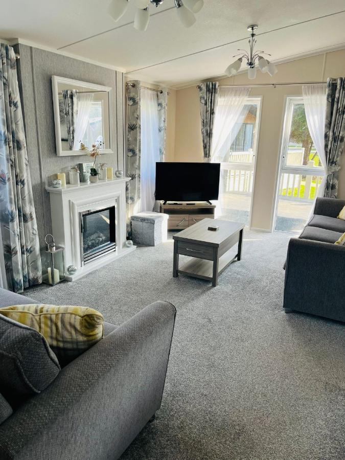Reynards Retreat Lodge With Hot Tub Barmby on the Moor Exteriör bild